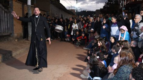 Público participando en el Festival TakuApu