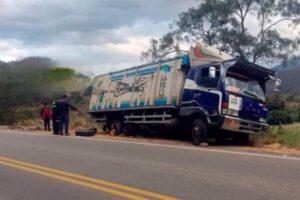 Conductor pierde la vida al intentar salvar a su esposa