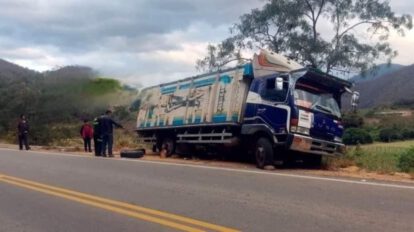 Conductor pierde la vida al intentar salvar a su esposa