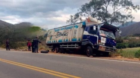 Conductor pierde la vida al intentar salvar a su esposa