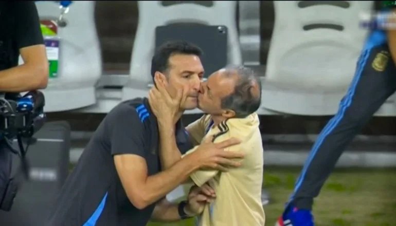 Marito y Scaloni celebrando la clasificación de Argentina