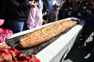 Celebración del Día de la Marraqueta en La Paz con un pan gigante