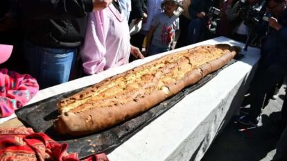 Celebración del Día de la Marraqueta en La Paz con un pan gigante