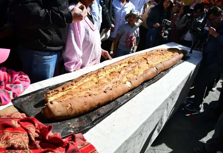 Celebración del Día de la Marraqueta en La Paz con un pan gigante