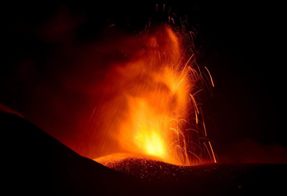 Erupción volcánica del Etna vista desde cerca de Fornazzo, Sicilia