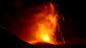 Erupción volcánica del Etna vista desde cerca de Fornazzo, Sicilia