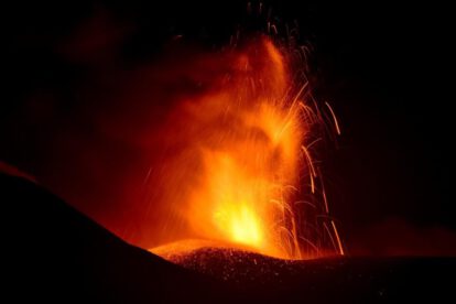 Erupción volcánica del Etna vista desde cerca de Fornazzo, Sicilia