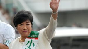 Yuriko Koike saluda durante su campaña para las elecciones en Tokio