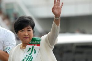 Yuriko Koike saluda durante su campaña para las elecciones en Tokio