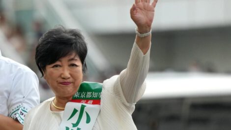 Yuriko Koike saluda durante su campaña para las elecciones en Tokio