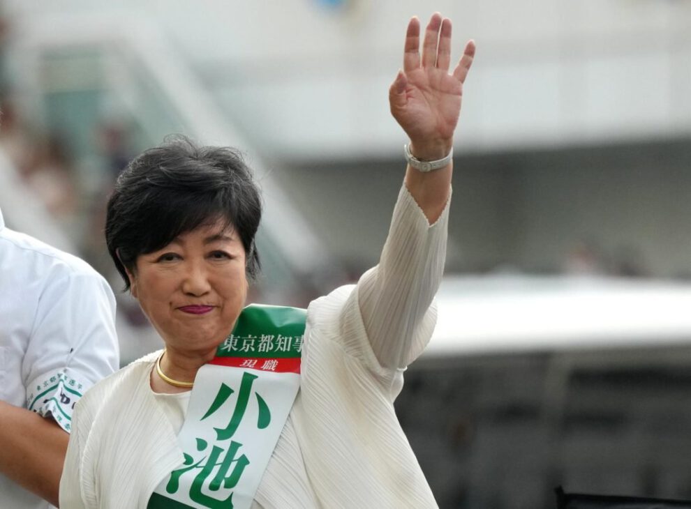 Yuriko Koike saluda durante su campaña para las elecciones en Tokio