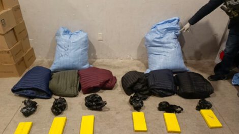 Cocaína camuflada en chamarras en la Terminal Metropolitana de El Alto