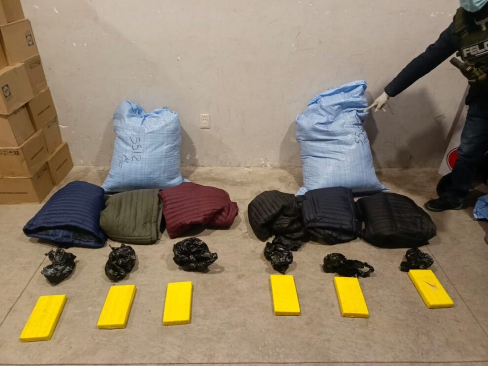 Cocaína camuflada en chamarras en la Terminal Metropolitana de El Alto