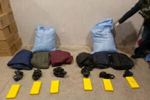 Cocaína camuflada en chamarras en la Terminal Metropolitana de El Alto