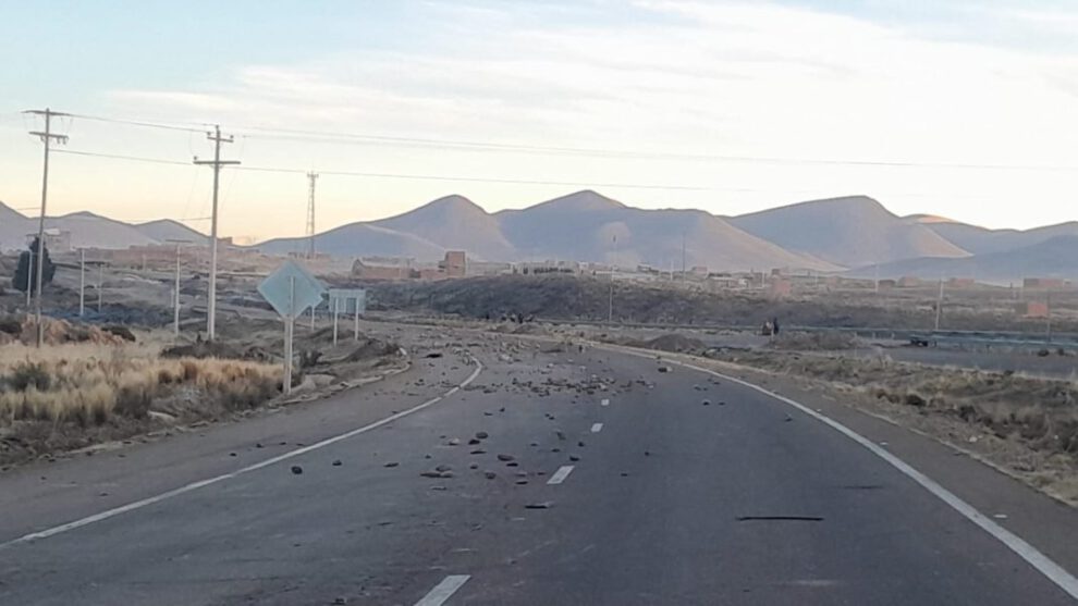 Despliegue policial en Caracollo para desbloquear la vía Oruro - La Paz