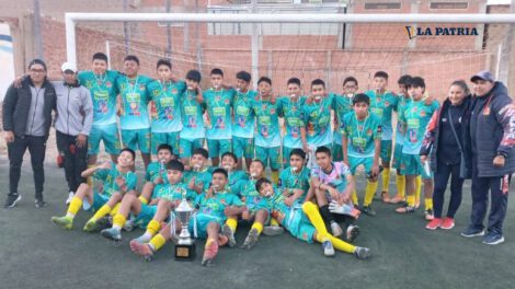 Deportivo Zanca campeón Sub-15 con medallas y trofeo