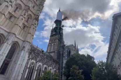 Incendio en catedral de Ruán controlado por los bomberos