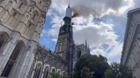 Incendio en catedral de Ruán controlado por los bomberos