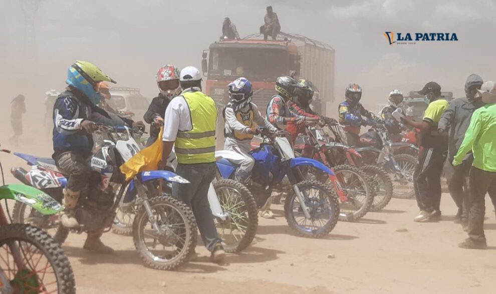 Prueba de motociclismo en Poopó