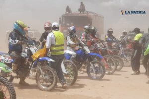 Prueba de motociclismo en Poopó