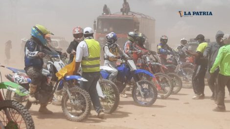 Prueba de motociclismo en Poopó