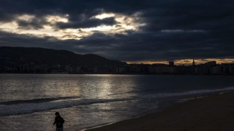 Ejercicio físico moderado en la playa de Ondarreta de San Sebastián