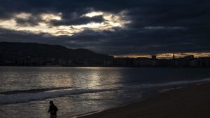 Ejercicio físico moderado en la playa de Ondarreta de San Sebastián
