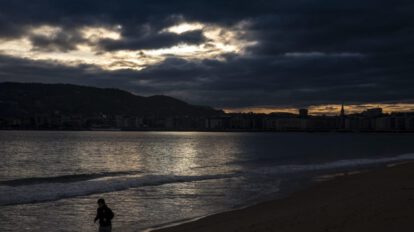 Ejercicio físico moderado en la playa de Ondarreta de San Sebastián