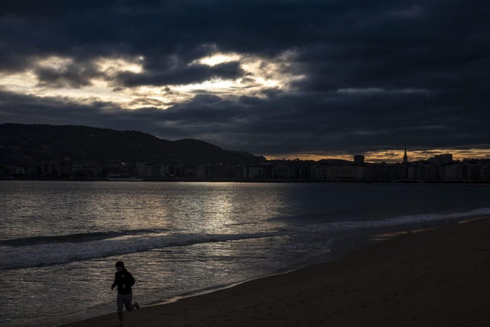 Ejercicio físico moderado en la playa de Ondarreta de San Sebastián