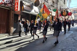 Desfiles escolares y marcha en La Paz