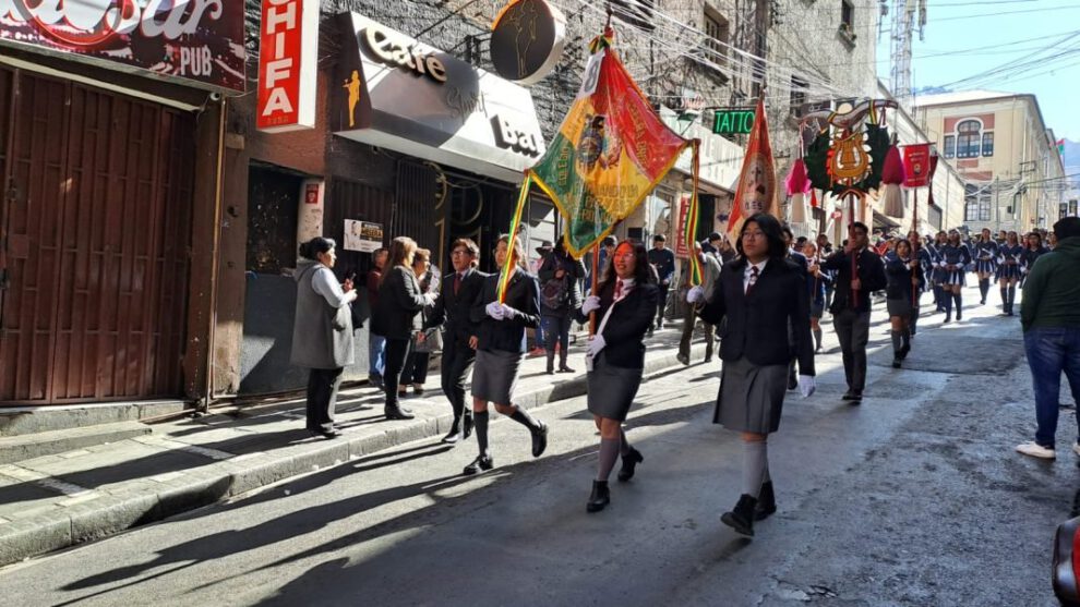 Desfiles escolares y marcha en La Paz
