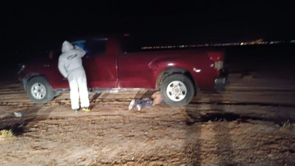 Misterioso asesinato en Oruro: Encuentran cuerpo con impactos de bala debajo de una camioneta