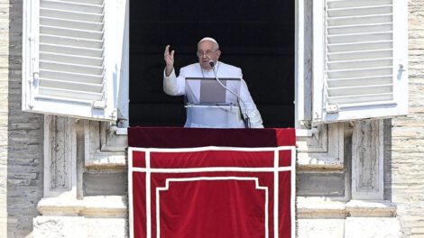 papa Francisco llama a la sobriedad y solidaridad para una vida digna