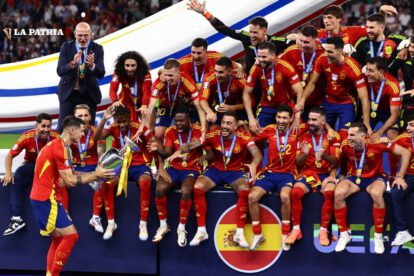 Álvaro Morata levanta el trofeo de campeón tras la victoria de España en la Eurocopa