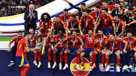 Álvaro Morata levanta el trofeo de campeón tras la victoria de España en la Eurocopa