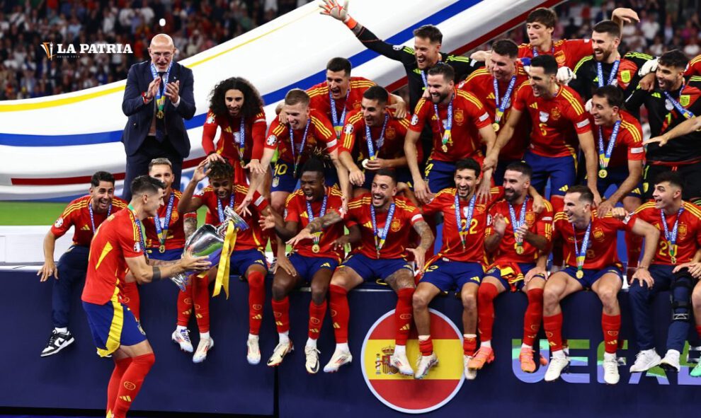 Álvaro Morata levanta el trofeo de campeón tras la victoria de España en la Eurocopa