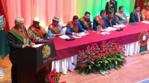 Gobernador Santos Quispe reclama al alcalde Iván Arias por impedir la instalación de una tarima para el desfile en conmemoración de la Gesta del 16 de julio