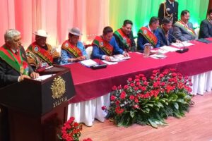 Gobernador Santos Quispe reclama al alcalde Iván Arias por impedir la instalación de una tarima para el desfile en conmemoración de la Gesta del 16 de julio