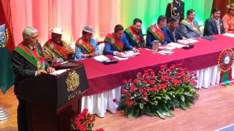 Gobernador Santos Quispe reclama al alcalde Iván Arias por impedir la instalación de una tarima para el desfile en conmemoración de la Gesta del 16 de julio