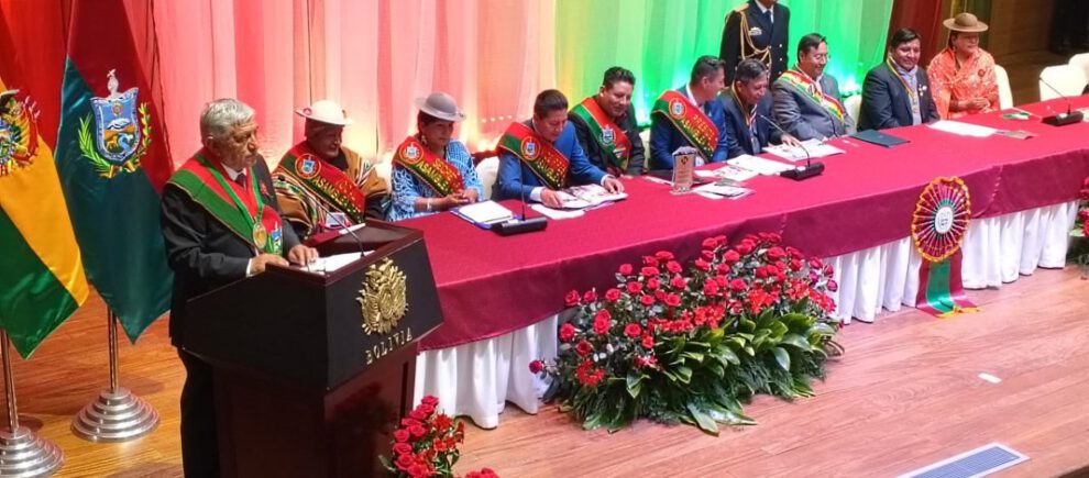 Gobernador Santos Quispe reclama al alcalde Iván Arias por impedir la instalación de una tarima para el desfile en conmemoración de la Gesta del 16 de julio