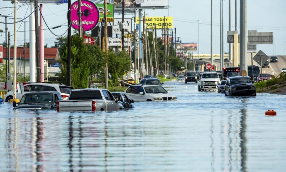 Tormenta Beryl causa más de 200.000 personas sin luz en Houston