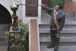 Gesta libertaria en La Paz con desfile de antorchas encabezado por Luis Arce