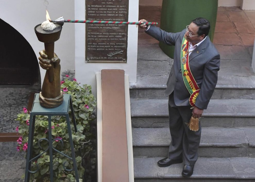 Gesta libertaria en La Paz con desfile de antorchas encabezado por Luis Arce