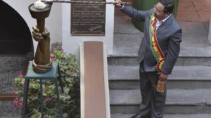 Gesta libertaria en La Paz con desfile de antorchas encabezado por Luis Arce