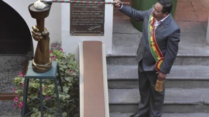 Gesta libertaria en La Paz con desfile de antorchas encabezado por Luis Arce