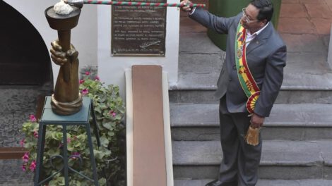 Gesta libertaria en La Paz con desfile de antorchas encabezado por Luis Arce