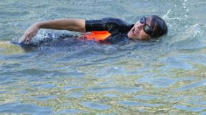 La alcaldesa Anne Hidalgo se zambulle en el río Sena para demostrar la calidad del agua a nivel olímpico