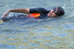 La alcaldesa Anne Hidalgo se zambulle en el río Sena para demostrar la calidad del agua a nivel olímpico