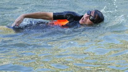 La alcaldesa Anne Hidalgo se zambulle en el río Sena para demostrar la calidad del agua a nivel olímpico