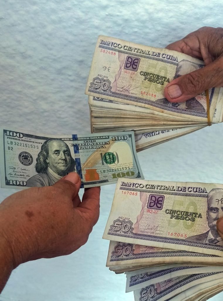 Dolarización parcial en Cuba para recuperar el valor del peso